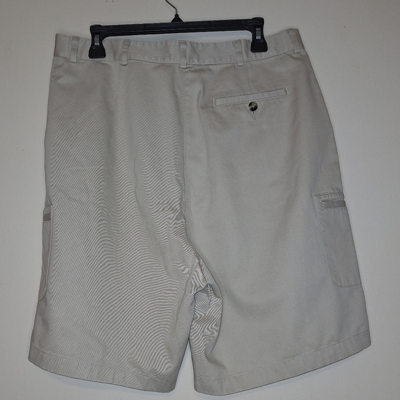 A pair of LL Bean ladies shorts in a size 16. They're pre-loved in great shape. - Picture 8 of 8